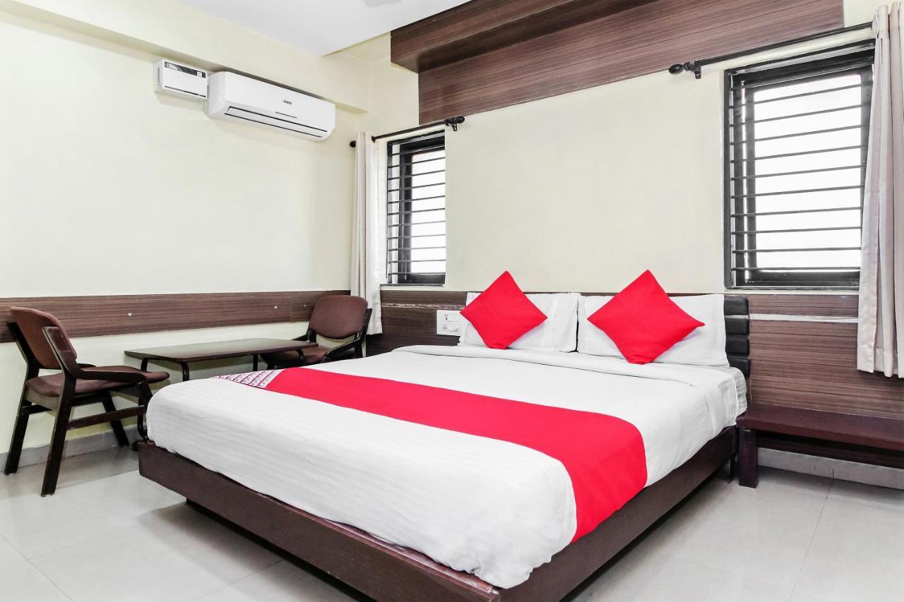 Oyo 30537 Hotel Megharaj Bijapur  Bagian luar foto