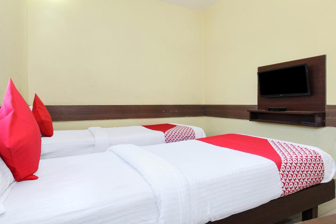 Oyo 30537 Hotel Megharaj Bijapur  Bagian luar foto