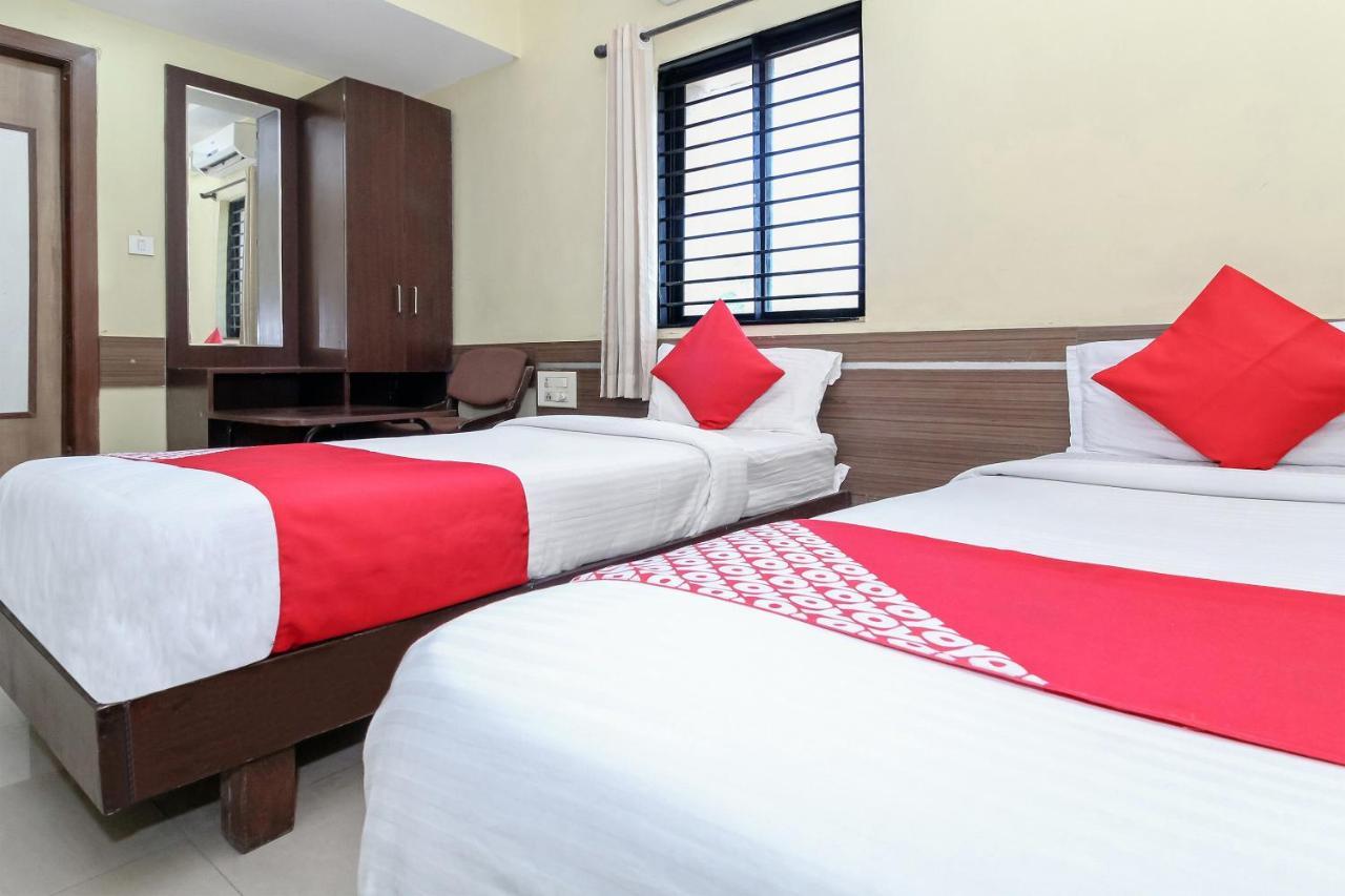 Oyo 30537 Hotel Megharaj Bijapur  Bagian luar foto