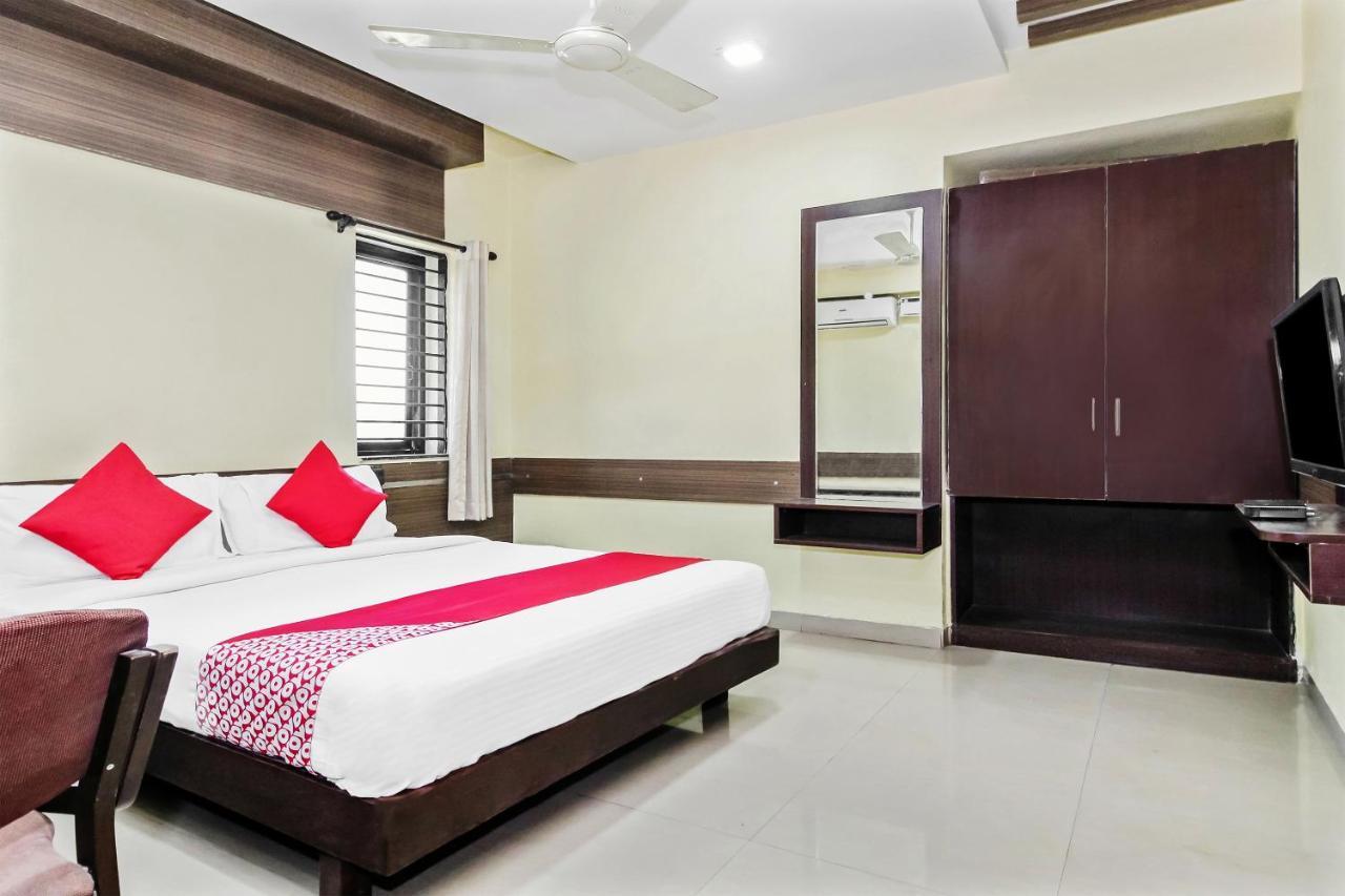 Oyo 30537 Hotel Megharaj Bijapur  Bagian luar foto