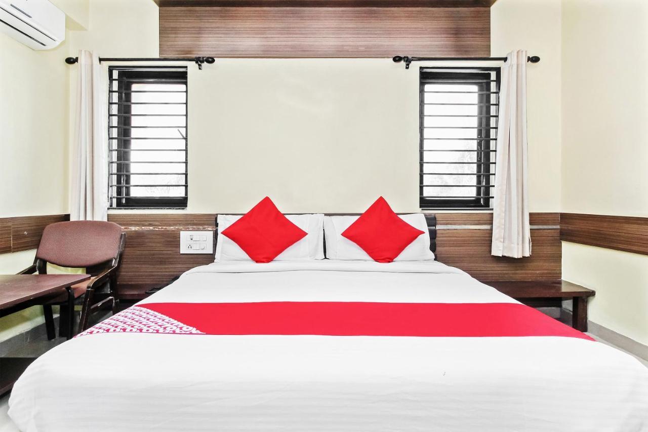 Oyo 30537 Hotel Megharaj Bijapur  Bagian luar foto